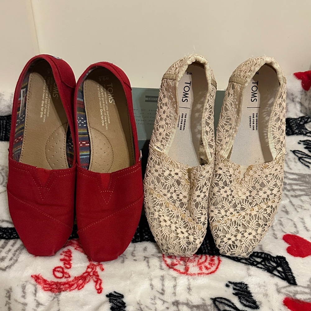 TOMS Women's Red and Cream Lace Flats
